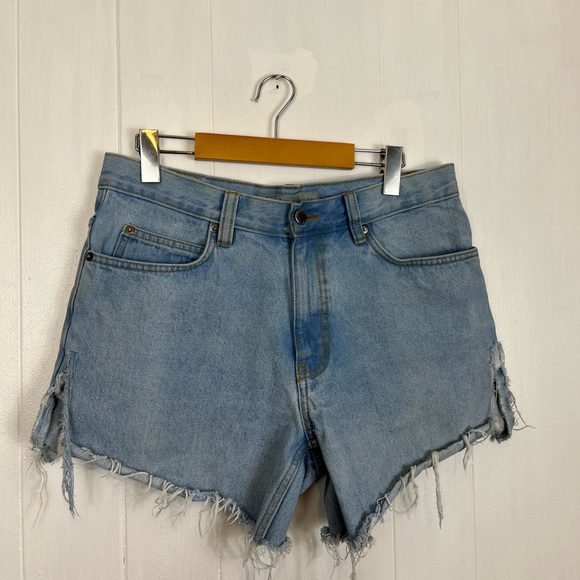 Vintage High Waist Raw Hem Denim Shorts Sz 32 - Picture 2 of 9